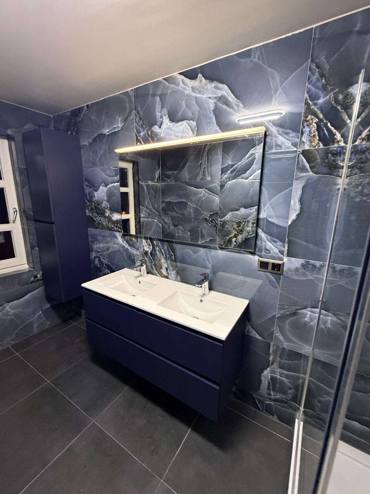 Luxe badkamer met donkerblauwe marmerlook tegels en dubbele wastafel