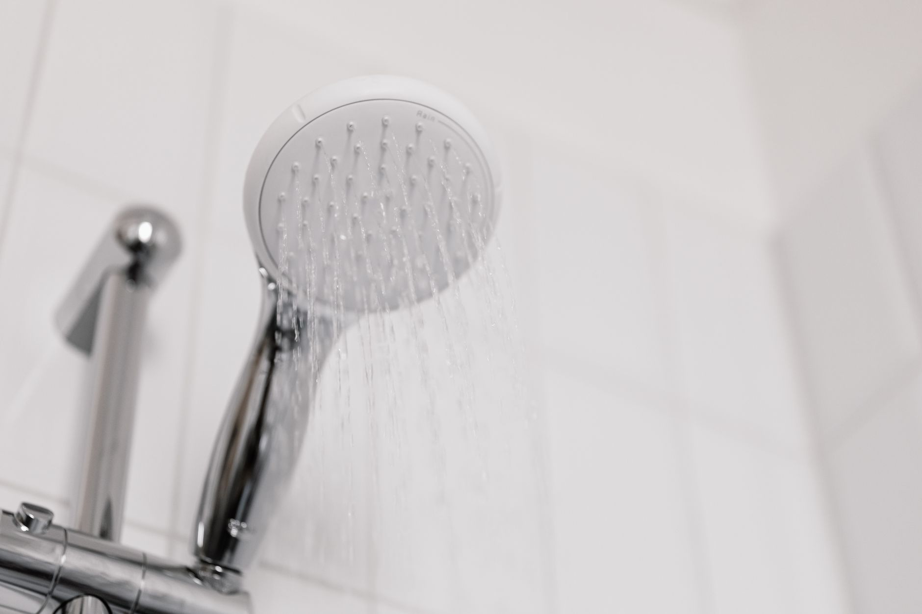 Nieuw geplaatst sanitair in een gerenoveerde badkamer