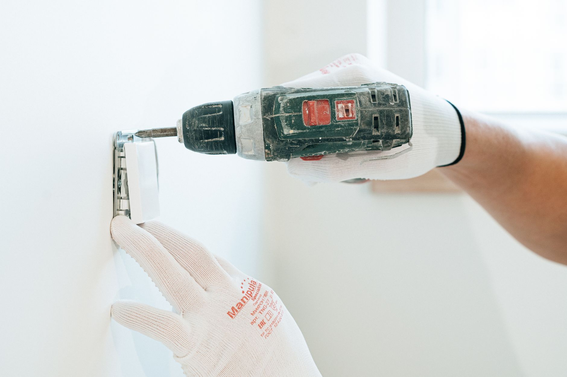 Elektricien van My Onderhoud werkt in een meterkast