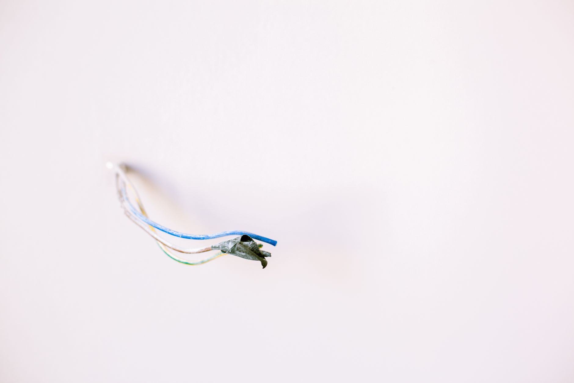 Elektricien spoort kortsluiting op in de meterkast