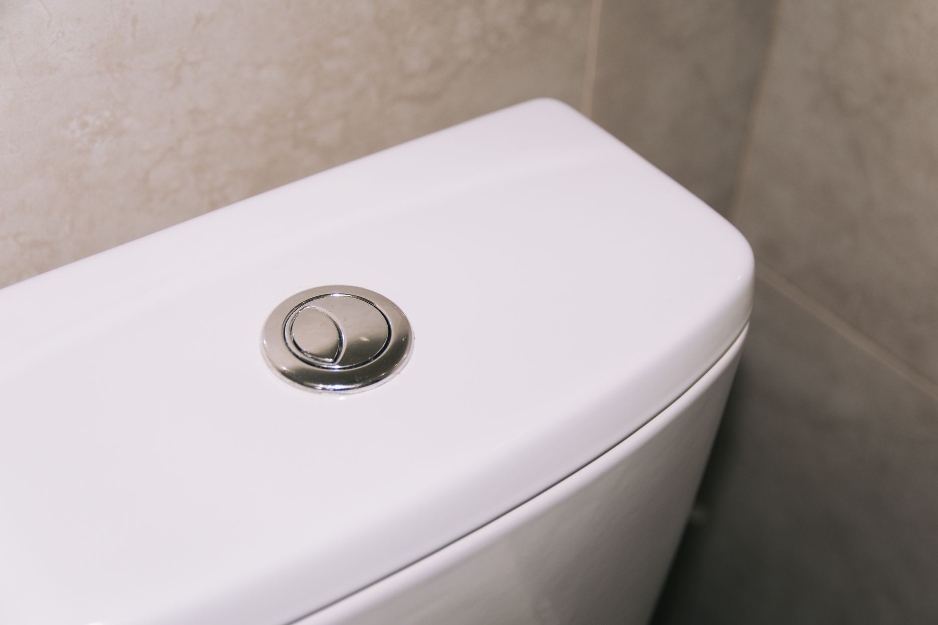 Monteur repareert een lekkend toilet