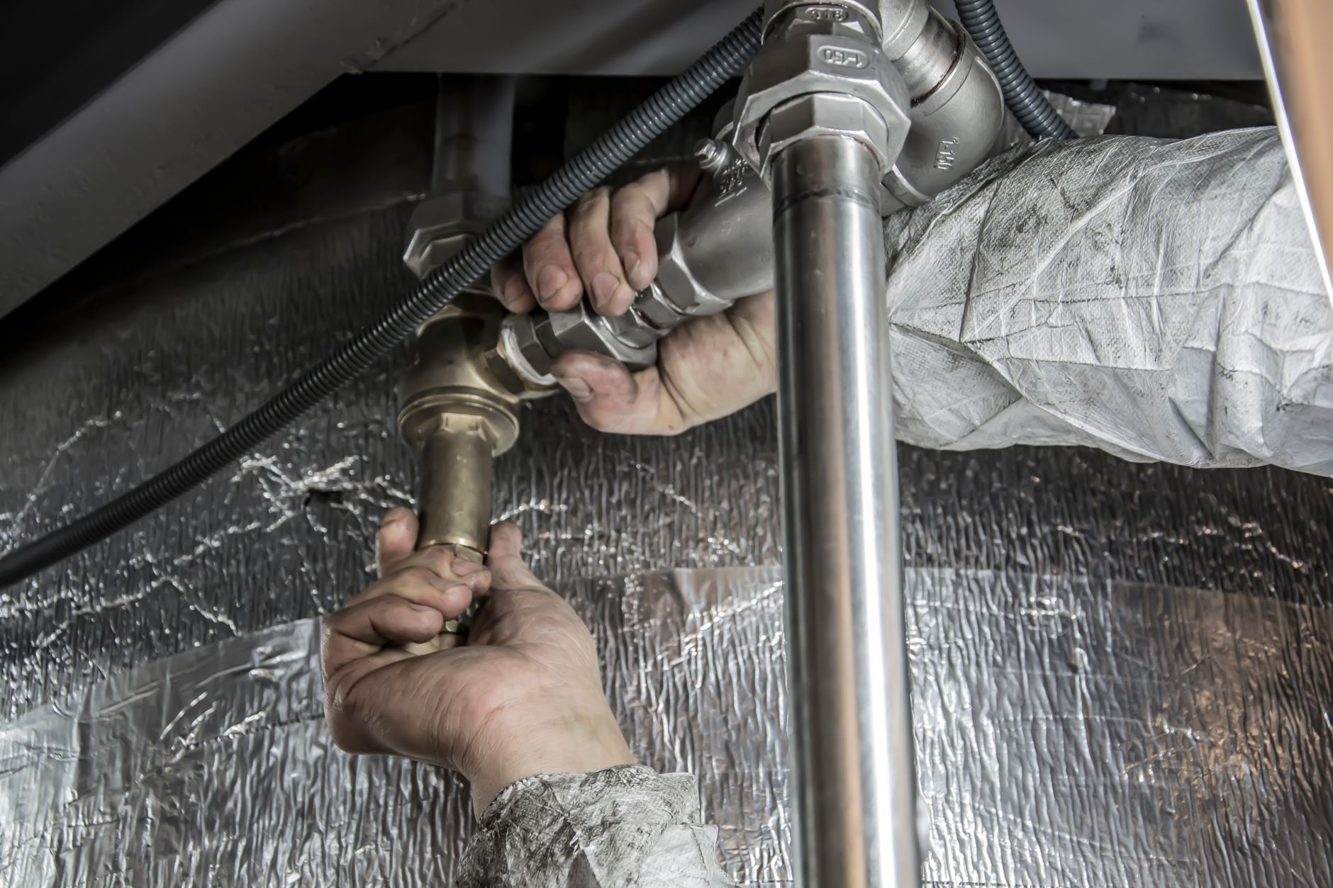 Loodgieter van My Onderhoud werkt aan een waterleiding