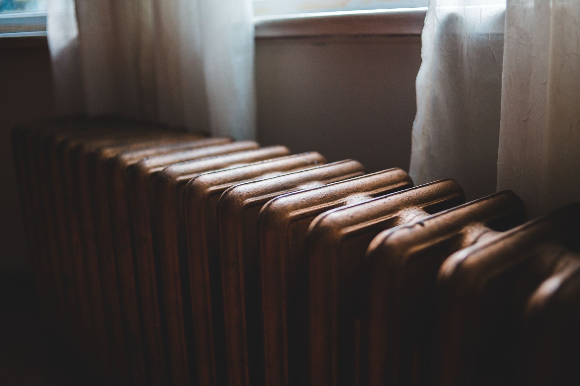 Nieuwe radiator wordt geplaatst door een monteur