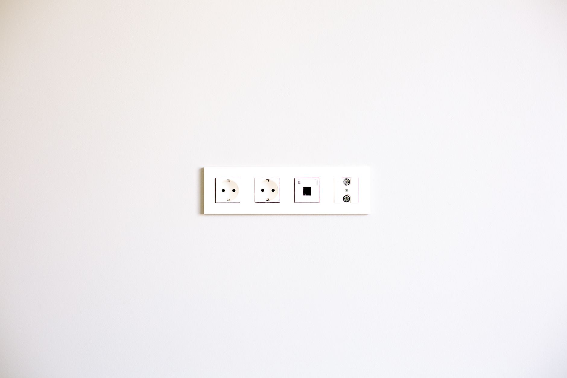 Nieuwe elektra-installatie met stopcontacten tijdens een renovatie