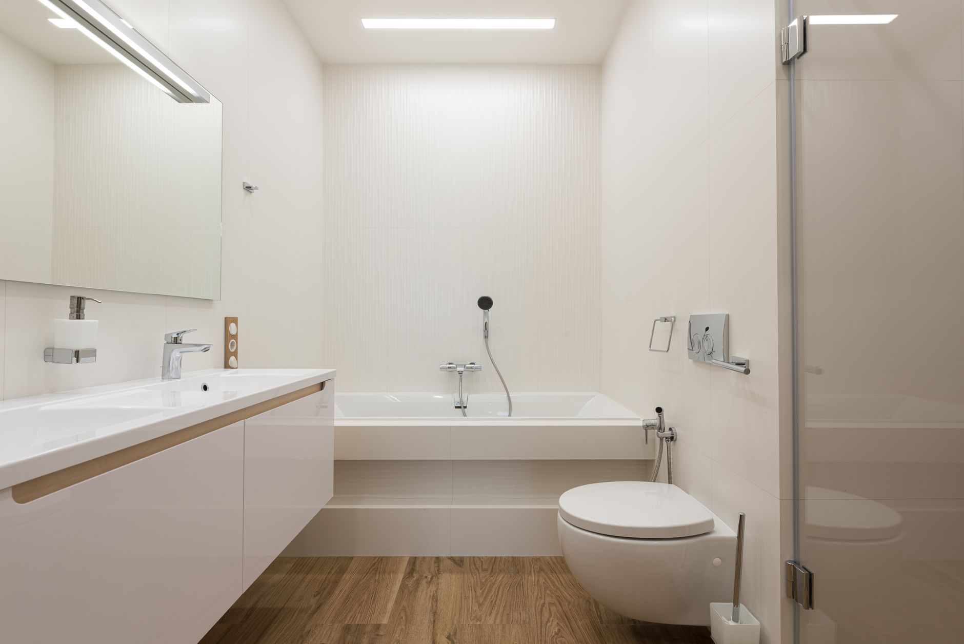 Vernieuwd toilet met hangend closet en strak tegelwerk