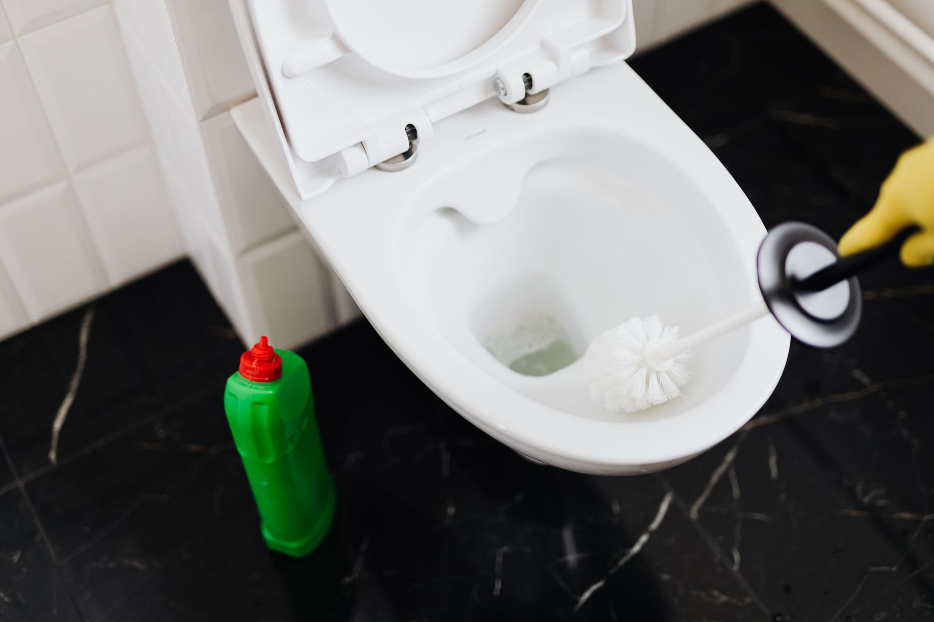 Monteur ontstopt een verstopte wc met professioneel ontstoppingsmaterieel