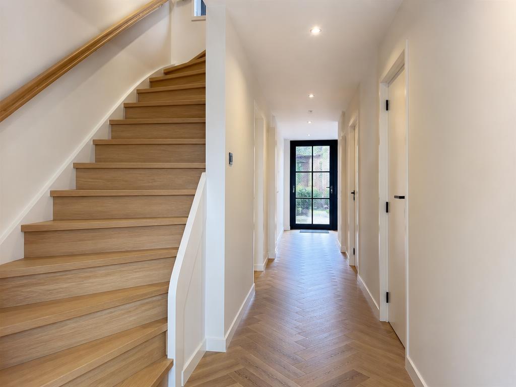 Vernieuwde hal en trap na renovatie